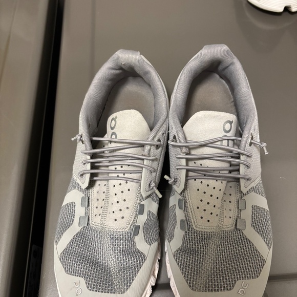 Women’s size 7 on running grey sneakers - Picture 3 of 4